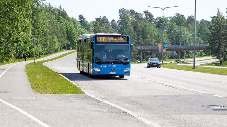 HSL Bussi kesämaisemassa